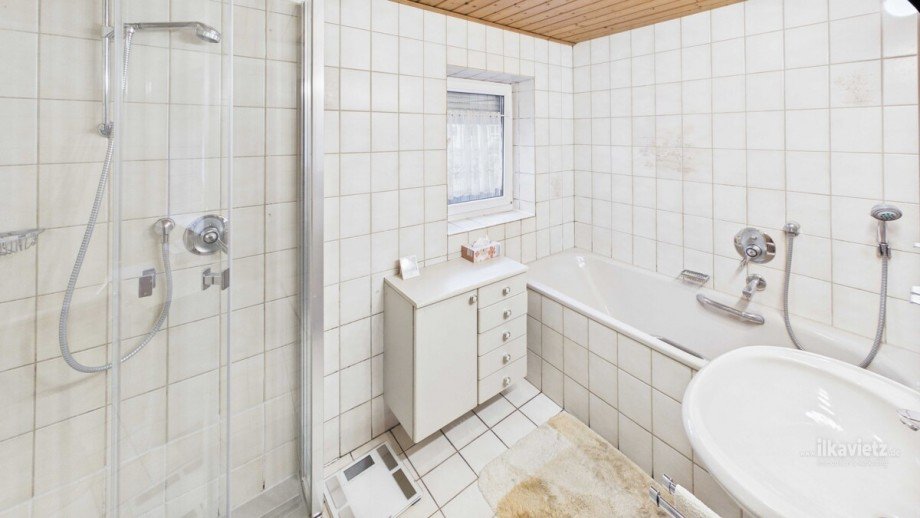 EG - Wannen-/Duschbad Einfamilienhaus Meckenbeuren