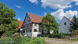 Hauptbild klassisches Fachwerk-Doppelhaus mit 2 gro�en Scheunen
