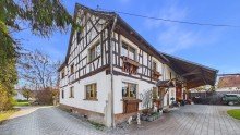 Vorder-/Seitenansicht Bauernhaus mit gro�em Garten - nur f�r Kapitalanleger