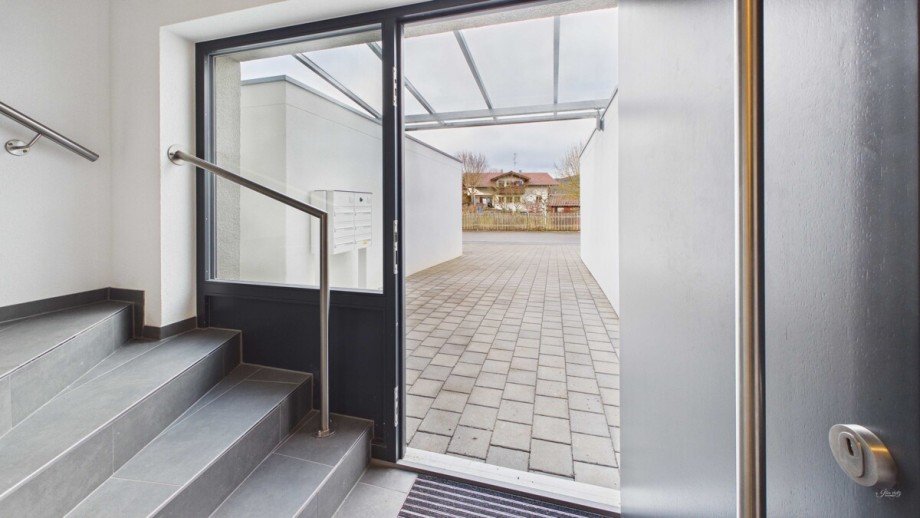 �berdachter Eingangsbereich Etagenwohnung Langenenslingen