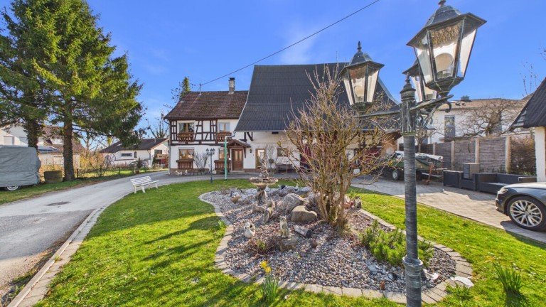 Einfahrtsbereich Berg Einfamilienhaus Bauernhaus mit gro�em Garten in sch�ner H�henlage - nur f�r Kapitalanleger