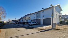 Haus Strassenseite moderne barrierefreie A+ Wohnung - ruhige Lage mit gro�em Balkon, EBK & gro�e Garage