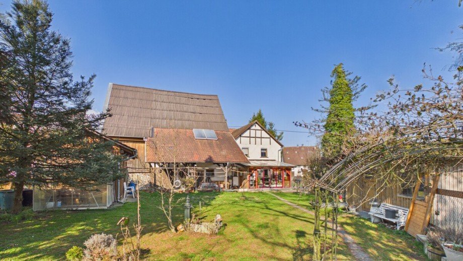 Blick vom Garten zum Haus Einfamilienhaus Berg