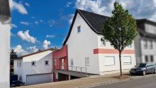 Strassenansicht Einfamilienhaus mit rollstuhlgerechter Wohnung & ruhigem Garten